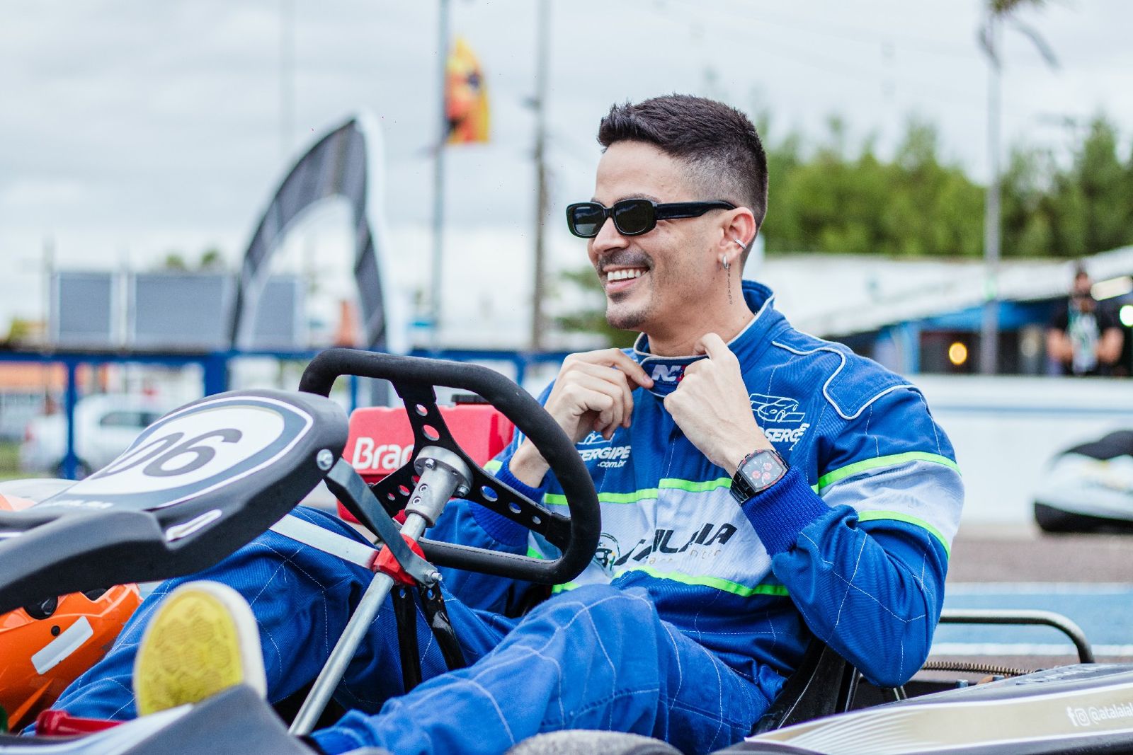 Piloto equipado no kart